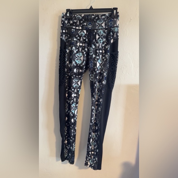 Patterned Black and Blue Leggings - Picture 1 of 4